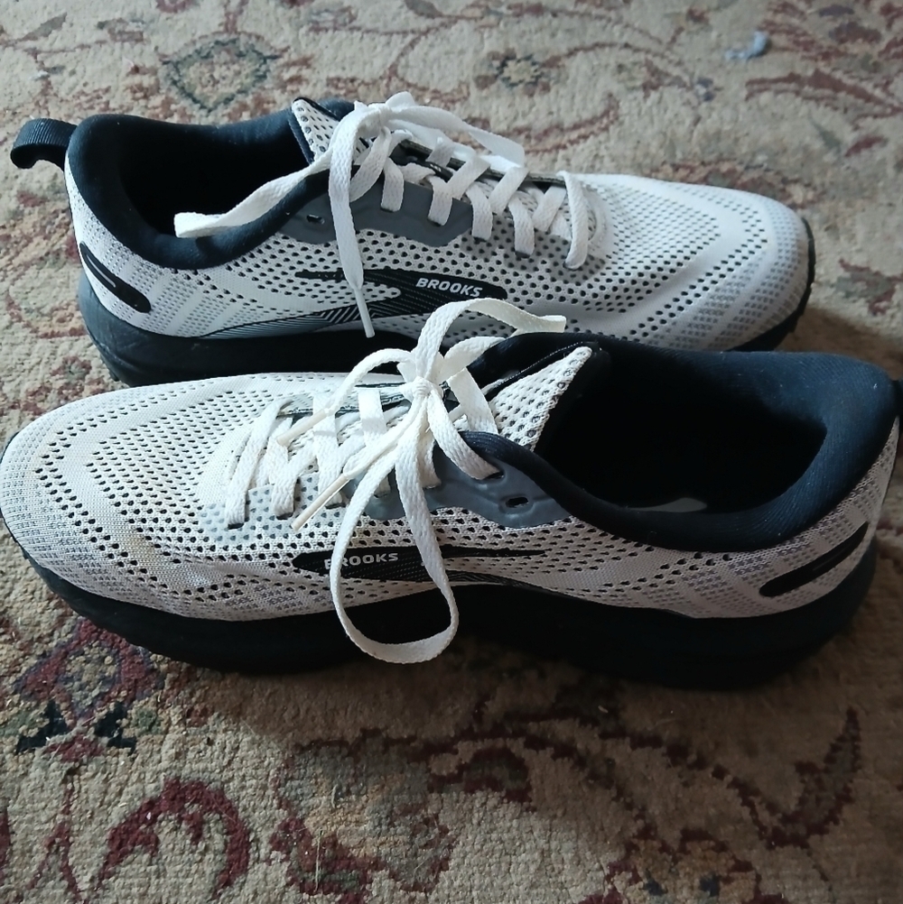 Brooks White and Black Sneakers with Cushioned Sole. NWOT